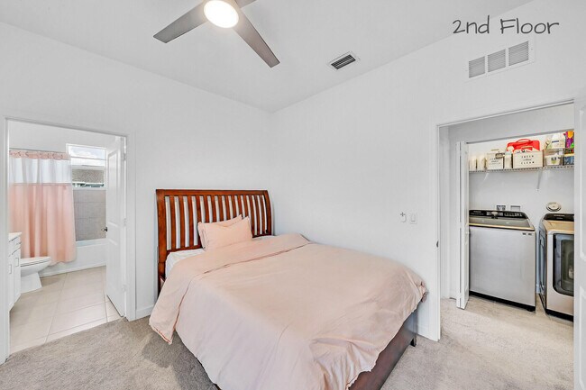 Building Photo - 235 SE Woodbark St