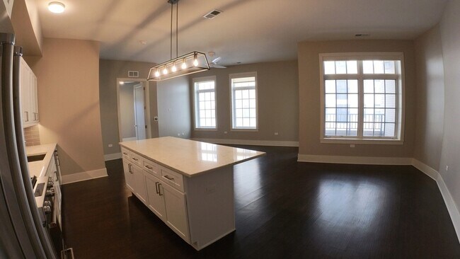 Building Photo - 2050 N Clark St