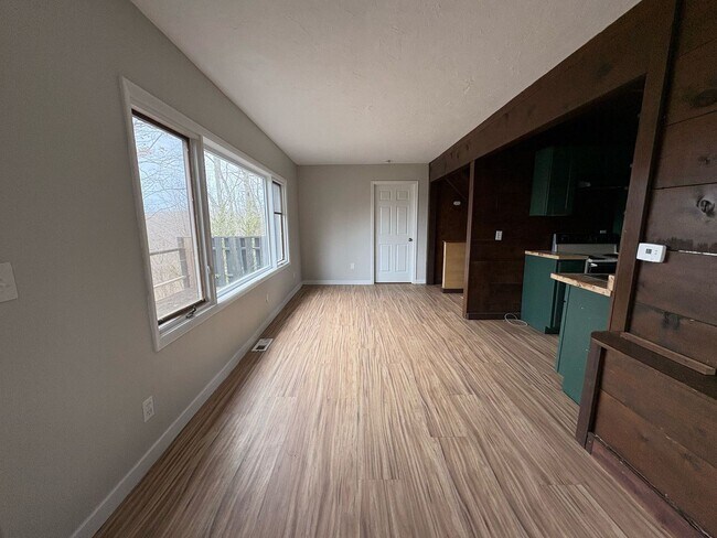 Building Photo - 3 Bedroom Home Elyria
