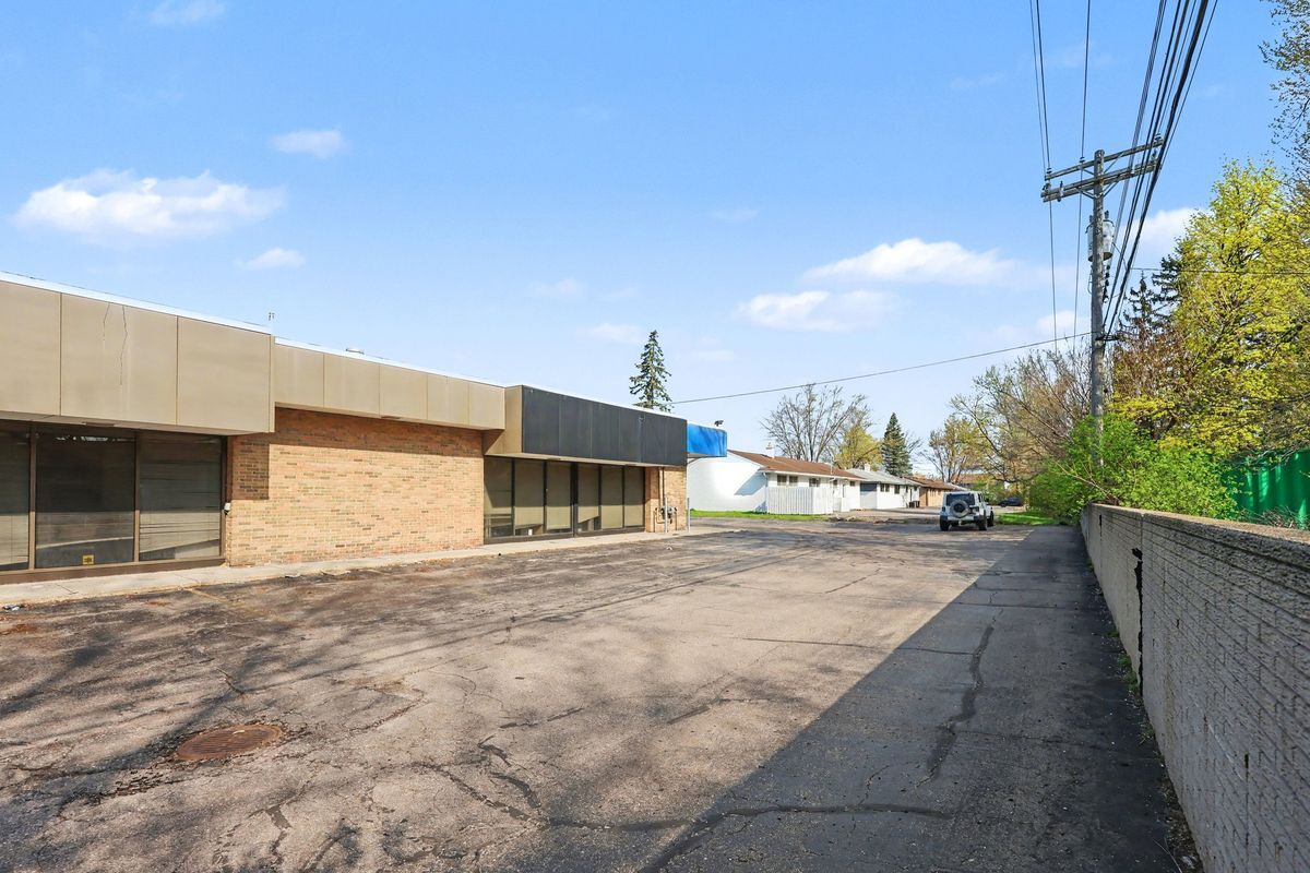 Building Photo - 30000 Orchard Lake Rd