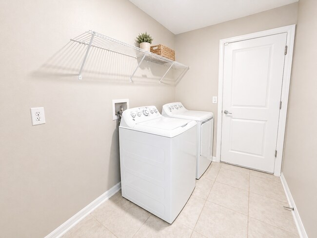 Building Photo - Charming 3-Bed Oasis with 2 Baths and 1,555 Sq Ft of Comfort in Haines City!
