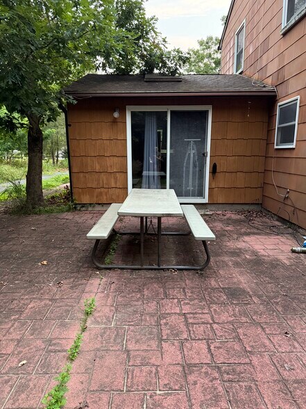 Building Photo - 192 Woodland Dr