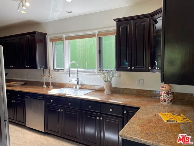 Building Photo - 2239 Vista Del Mar Pl