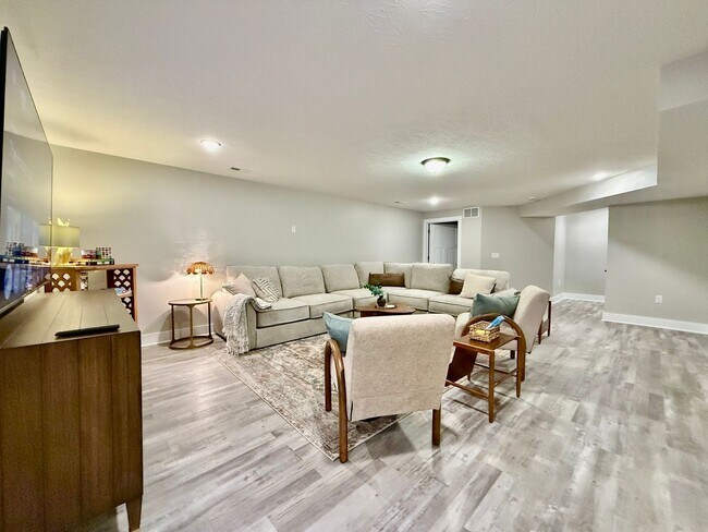 Building Photo - New 5BR Retreat With Hot Tub 2 Living Areas WC, OH