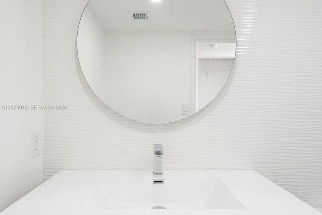 Building Photo - 7601 E Treasure Dr