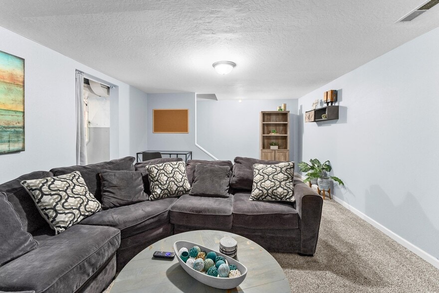 Building Photo - 1304 E Sylvan Cir