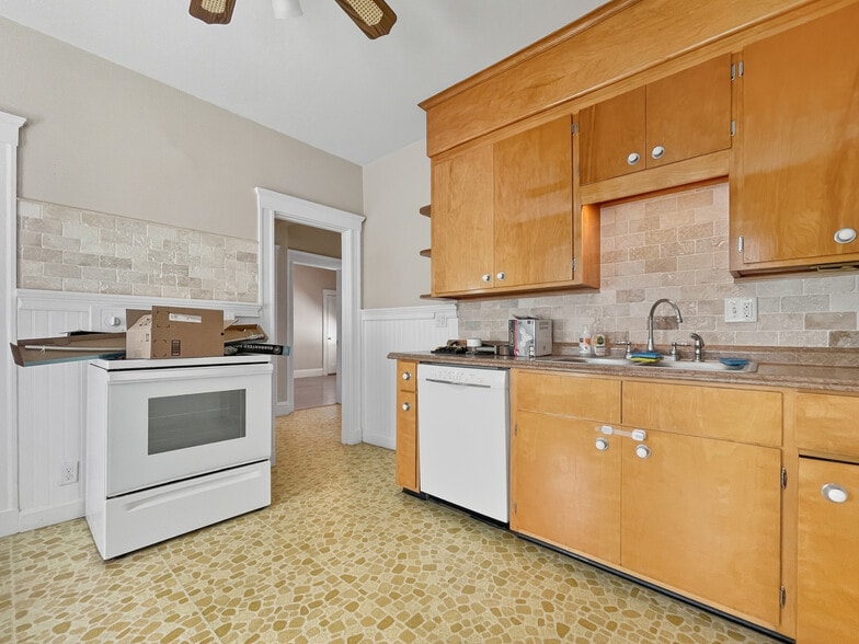 Building Photo - 19 Stearns Ave