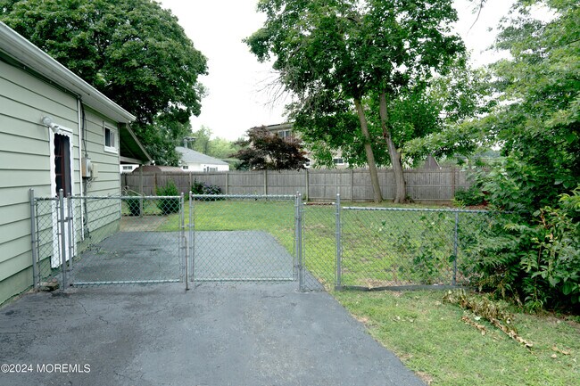 Building Photo - 3 Willowbrook Dr