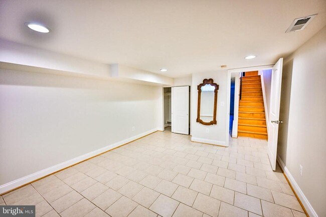 Building Photo - 263 S Ellwood Ave