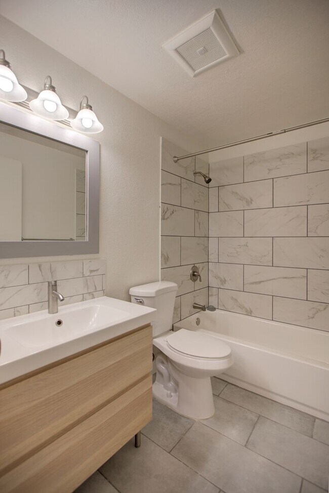 Building Photo - Large 2bd, 2ba Condo Available w/ Private ...