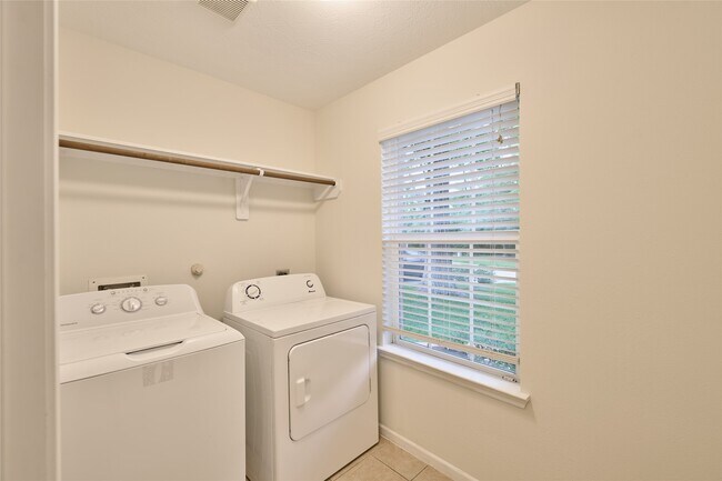 Building Photo - 12515 Lakeshore Dr