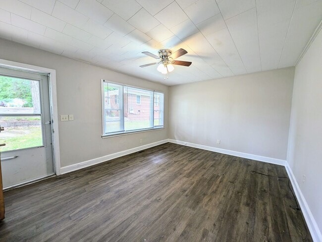 Building Photo - 213 E Weatherspoon St