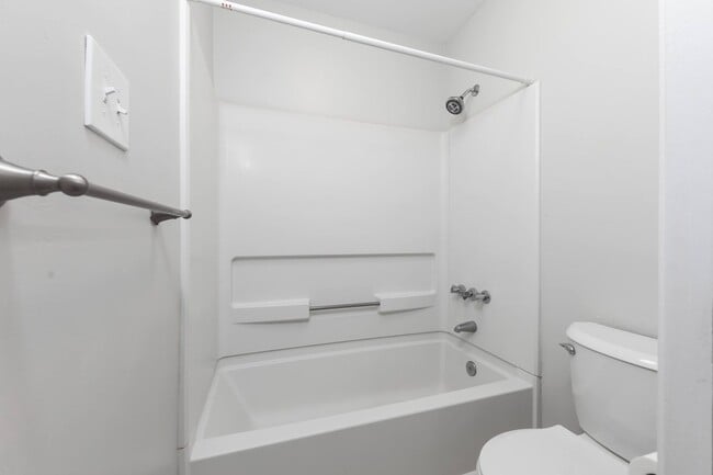 Building Photo - TWO ENSUITES!