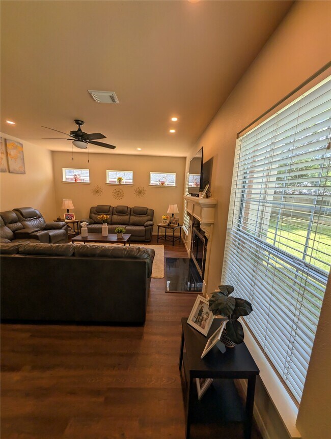 Building Photo - 130 Songful Woods Pl