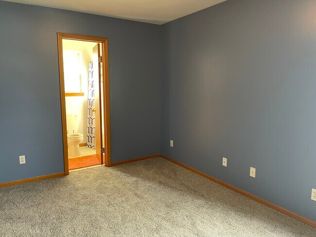 Building Photo - 715 Erin Dr