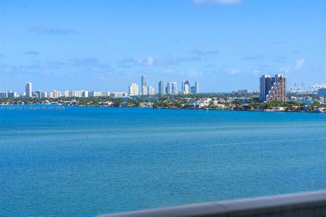 Building Photo - 725 NE 22nd St