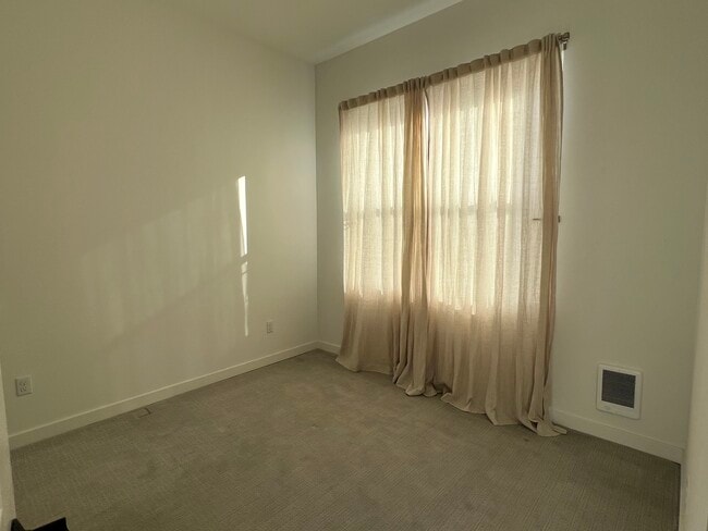 Building Photo - 16604 NE 85th St