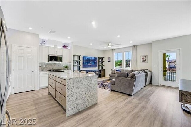 Building Photo - Modern 4-Bed Townhouse in Henderson