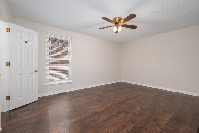 Building Photo - 3 Bedrooms with Full Basement on Corner Lot!