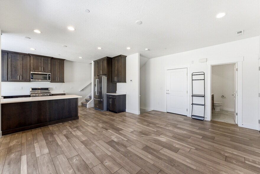 Building Photo - 3342 Santa Fe Rd