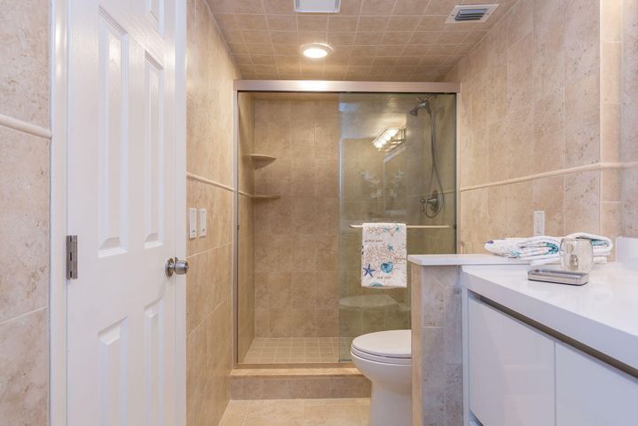 Building Photo - 2455 Lindell Blvd