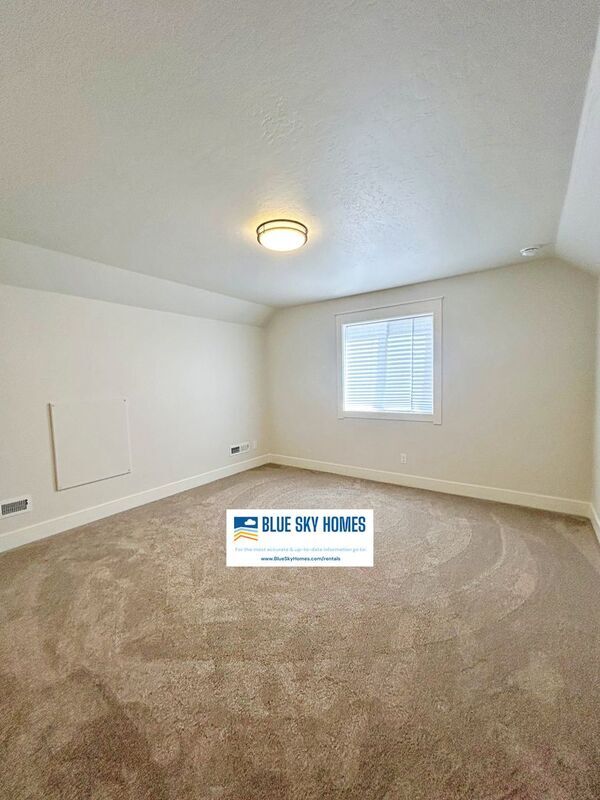 Building Photo - 370 N Sauer River Ave