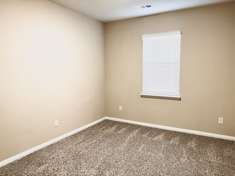 Building Photo - 252 Enchanted Way