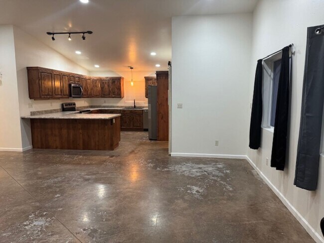 Building Photo - Cute Ranch Style 3 Bedroom 2 Bath Home In ...