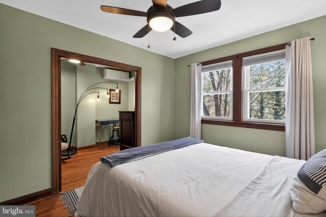 Building Photo - 32 Farragut Pl NW