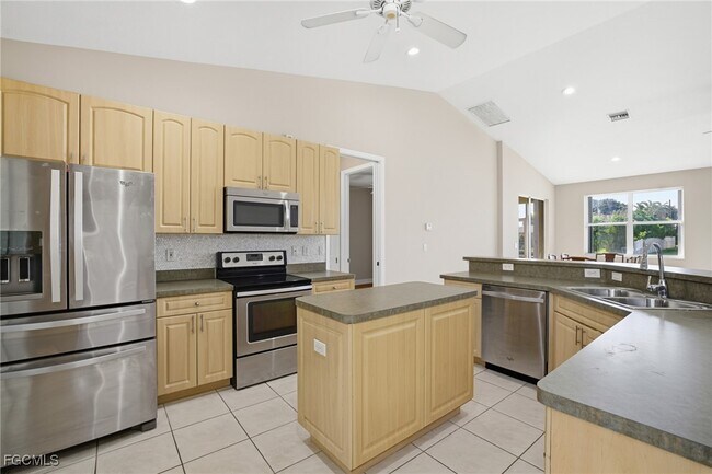 Building Photo - 1012 SE 5th Terrace