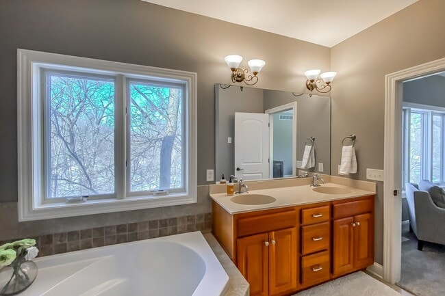 Building Photo - Warm and Luxurious 4 bedroom Executive Estate