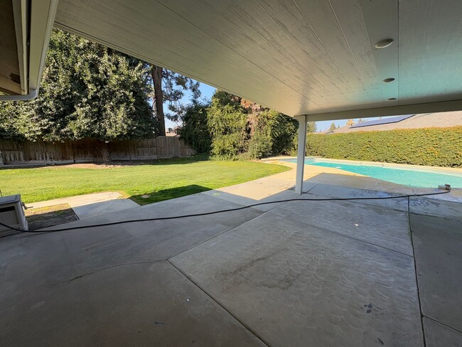 Building Photo - NW Visalia Home Near Country Club Availabl...