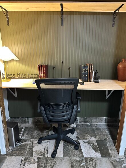 Building Photo - 800 37th Ave NE