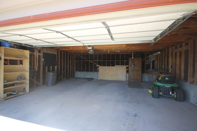 Building Photo - 3 Bedroom One Level with 2 Car Garage