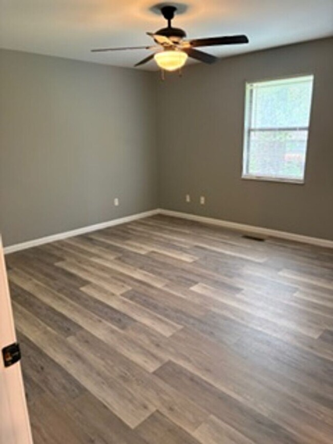 Building Photo - 2 Bedroom Condo Close to I-140 ( Pellissippi Parkway) Alcoa City services