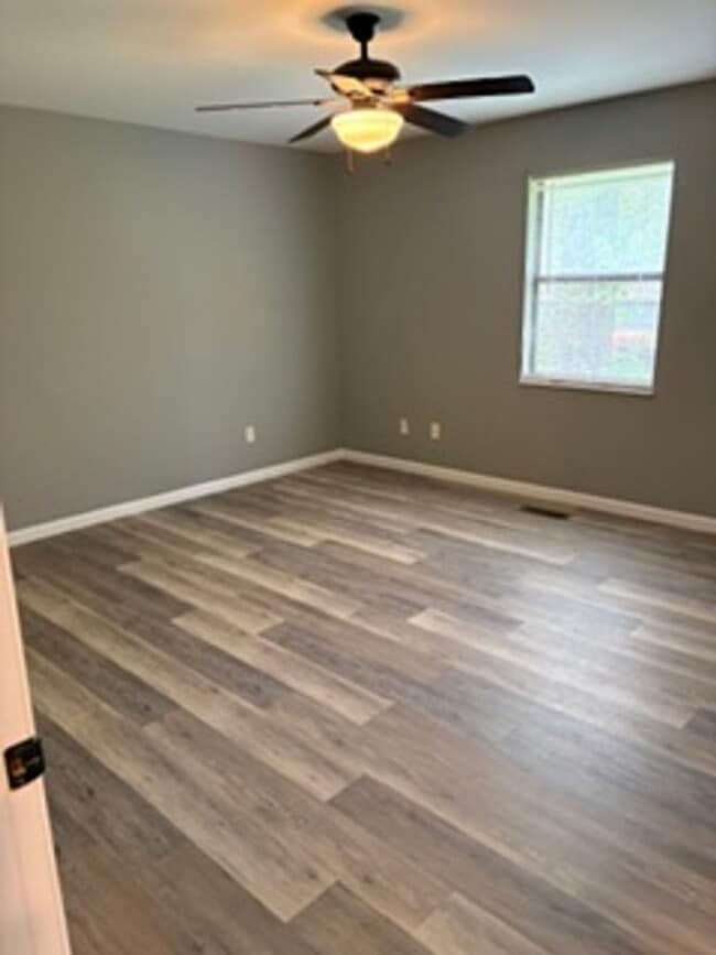 Building Photo - Maryville 37804 - 2 Bedroom Condo Close to I-140 (Pellissippi Parkway) Alcoa City services - Debr...