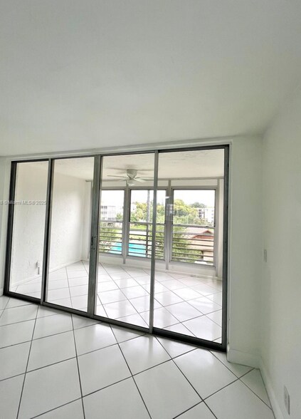 Building Photo - 1920 Sabal Palm Dr