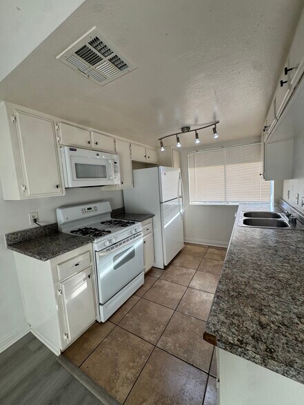 Building Photo - 1405 Vegas Valley Dr