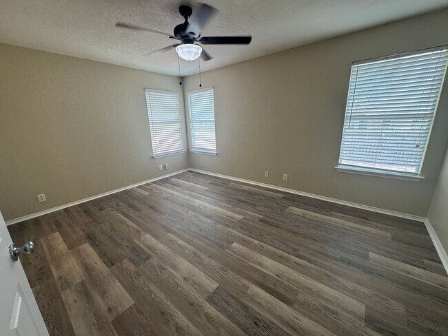 Building Photo - COMFORTABLE HOME | SINGLE STORY  |  CLOSE TO HWY 151 & 410 | SHOPPING & RESTAURANTS