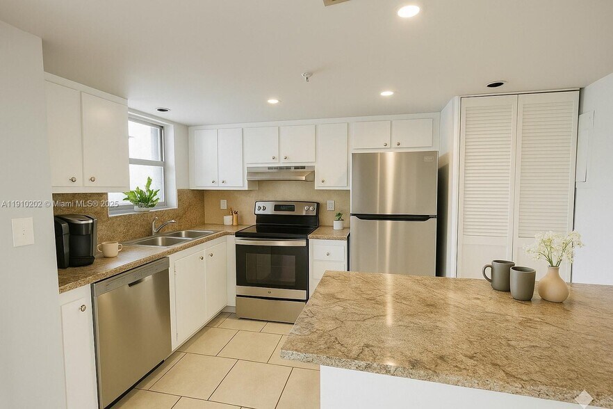 Building Photo - 555 NE 30th St