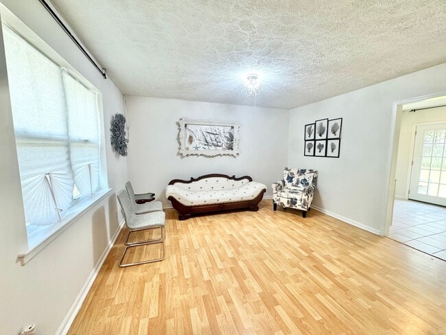 Building Photo - Home located on cul de sac