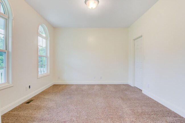 Building Photo - Charming 4 Bed, 3.5 Bath Modern Farmhouse on Expansive Land – Prime Location!