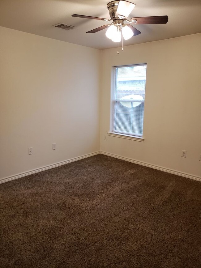 Building Photo - Spacious NISD home