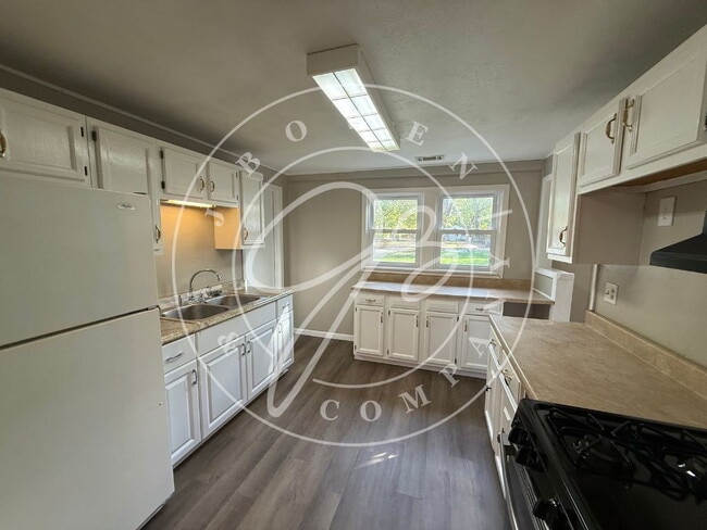 Building Photo - 3-Bedroom South Toledo Home with 2 Full Ba...