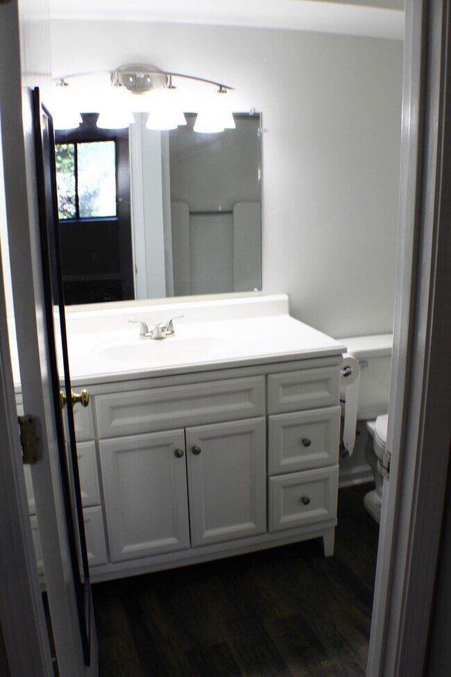 Building Photo - 2 bedroom Condo for rent! Available this A...