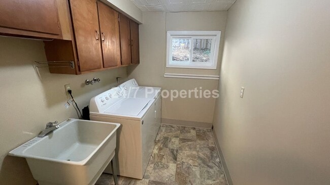 Building Photo - Spacious 4BD I 2BA Home w/ Separate Living...