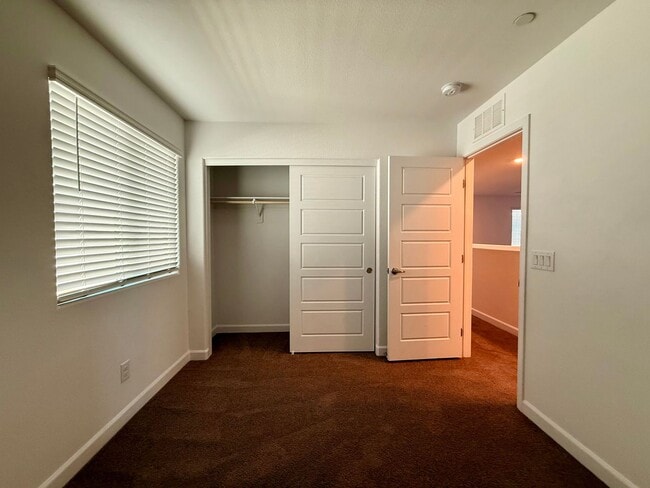 Building Photo - 3 BED 2.5 BATH 2 CAR GARAGE TOWNHOUSE w/ P...