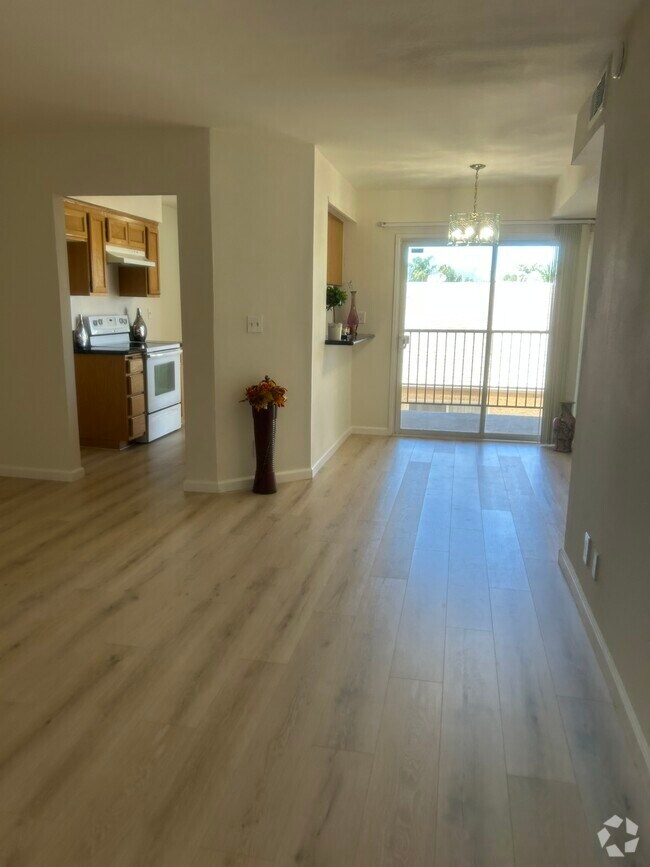 Building Photo - 7641 Reseda Blvd