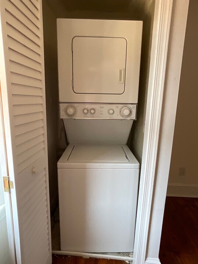 Building Photo - 624 Catharine Street