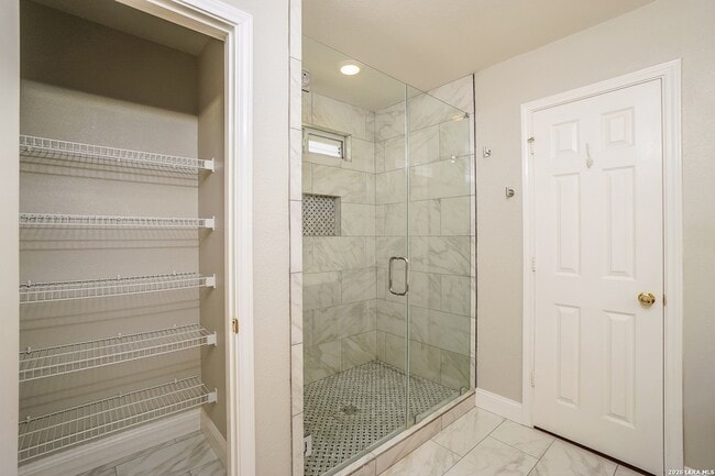 Building Photo - 539 Willow Grove Dr